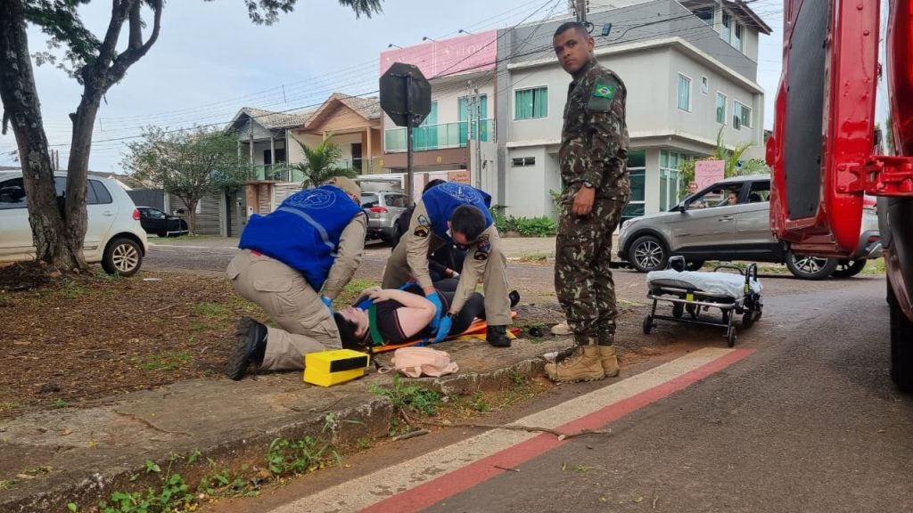 Mulher sofre queda e torce o pé em calçada quebrada no bairro Maria Luiza Mulher sofre queda e torce o pé em calçada quebrada no bairro Maria Luiza