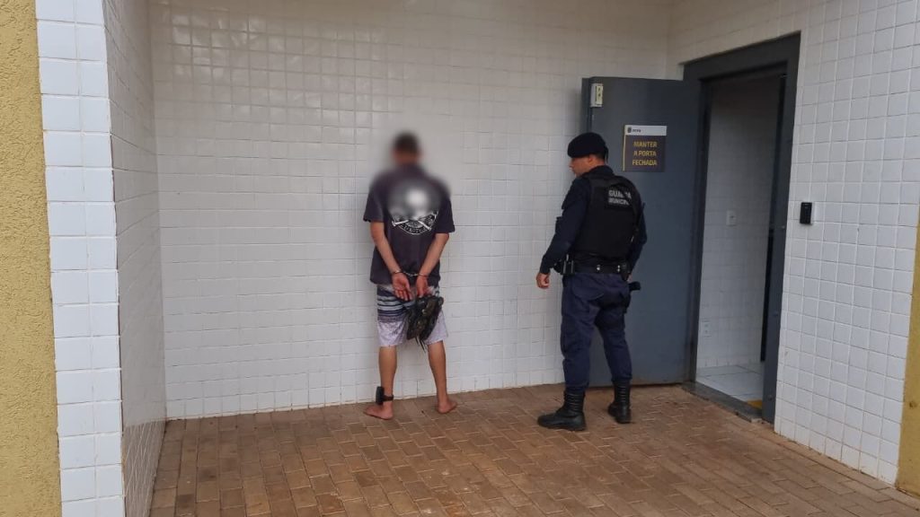 Jovem com tornozeleira descumpre medida protetiva e é detido pela GM após ameaçar a avó Jovem com tornozeleira descumpre medida protetiva e é detido pela GM após ameaçar a avó
