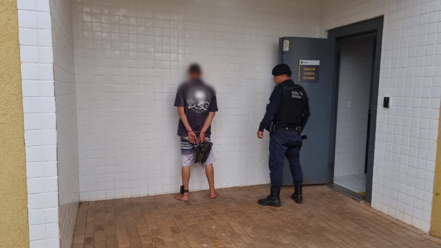 Jovem com tornozeleira descumpre medida protetiva e é detido pela GM após ameaçar a avó