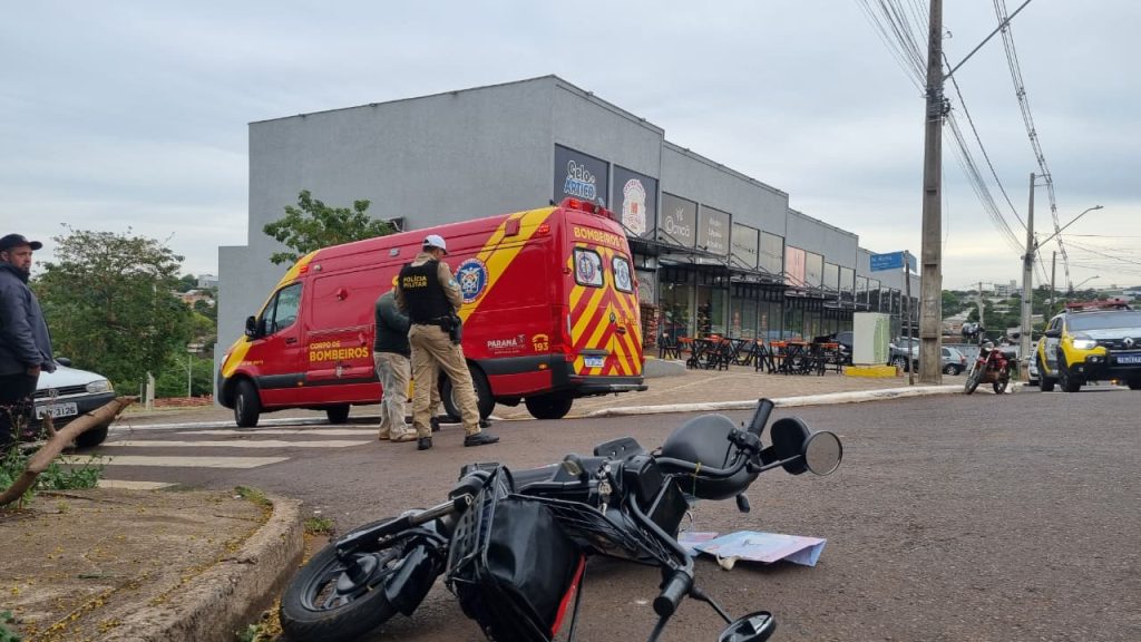 Mulher fica ferida após colisão entre carro e patinete no Periolo Mulher fica ferida após colisão entre carro e patinete no Periolo