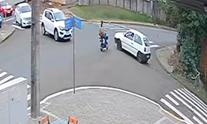 De patinete, mulher tenta passar na frente de carro e se envolve em acidente no Periolo