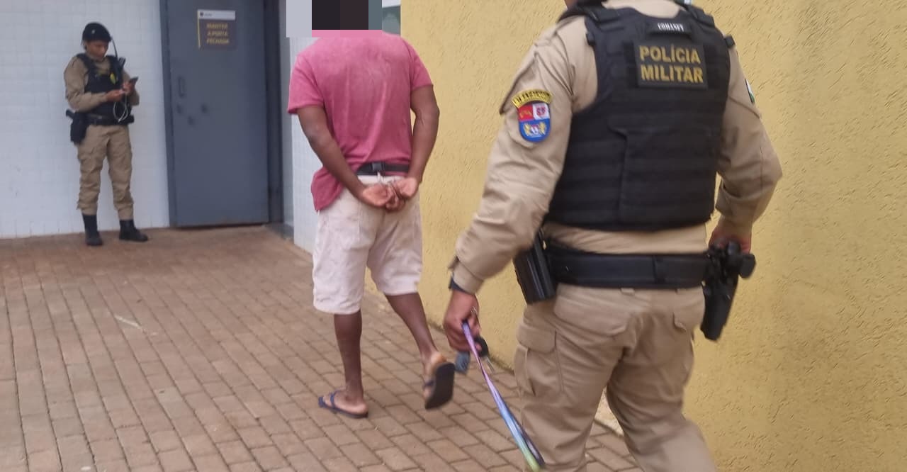 Suspeito de agredir a companheira é detido pela PM no Bairro Floresta Suspeito de agredir a companheira é detido pela PM no Bairro Floresta
