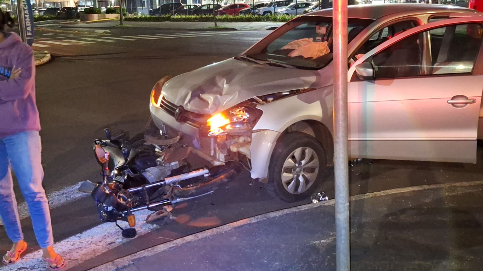 Carro e moto batem em cruzamento com semáforo na Avenida Tito Muffato Carro e moto batem em cruzamento com semáforo na Avenida Tito Muffato