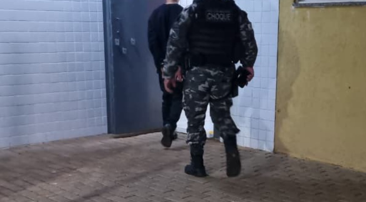 Traficante de 20 anos é pego pela PM com drogas na rodoviária de Cascavel