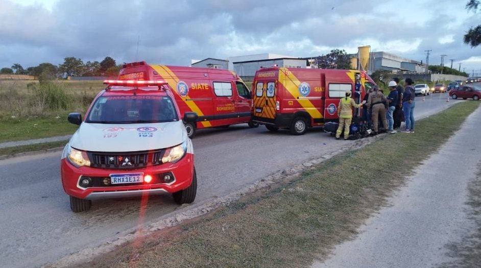 Jovem de 23 anos fica em estado grave após ser atropelada por moto em Colombo