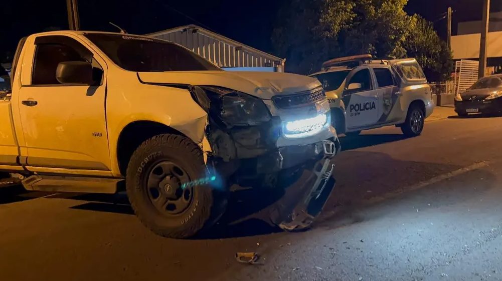 Polícia atira em pneus de caminhonete após condutor fugir de abordagem