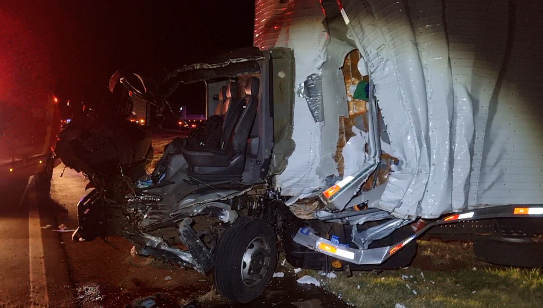 Colisão entre caminhões deixa motorista em estado grave na BR-163 em Cascavel