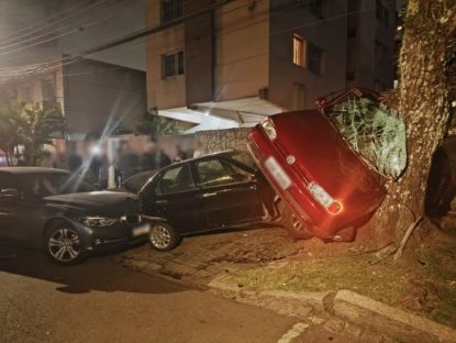 Médico com BMW se nega a fazer bafômetro após arrastar carros em acidente