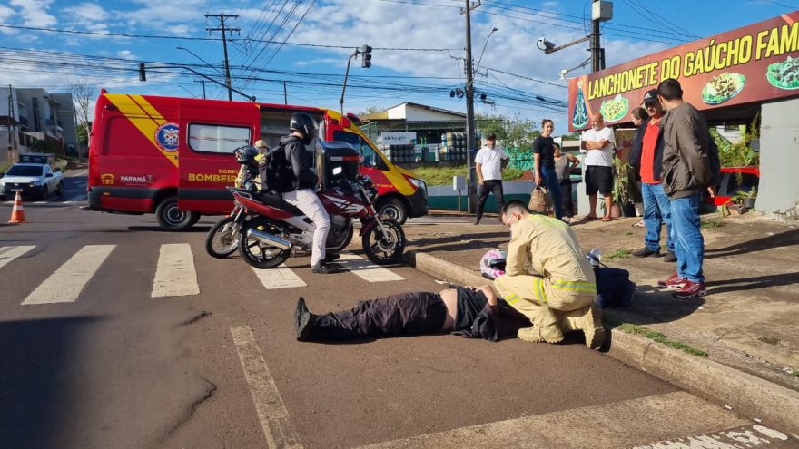 Homem fica ferido após colisão entre motos no cruzamento das Ruas Europa e Ipanema