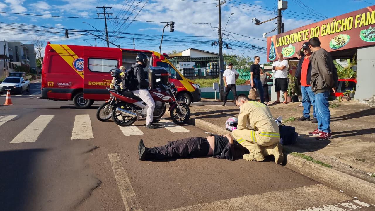 Homem fica ferido após colisão entre motos no cruzamento das Ruas Europa e Ipanema