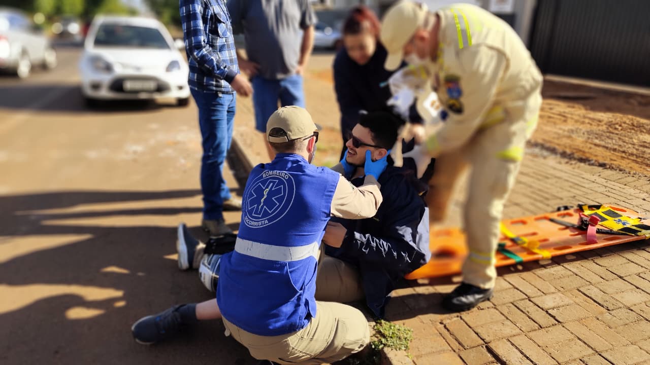 Motociclista é socorrido após colisão com Ford Ka na Avenida Piquiri Motociclista é socorrido após colisão com Ford Ka na Avenida Piquiri