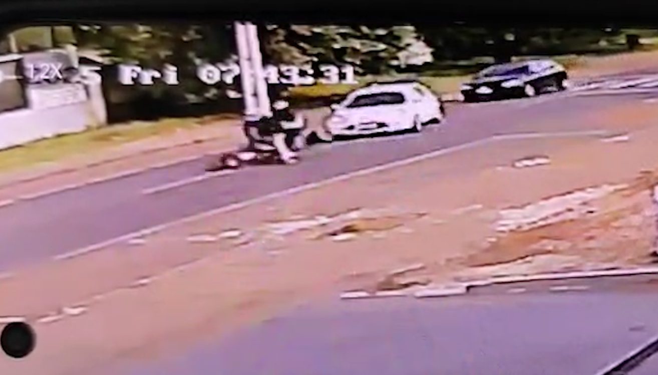 Vídeos mostram colisão entre carro e moto na Avenida Piquiri, em Cascavel Vídeos mostram colisão entre carro e moto na Avenida Piquiri, em Cascavel