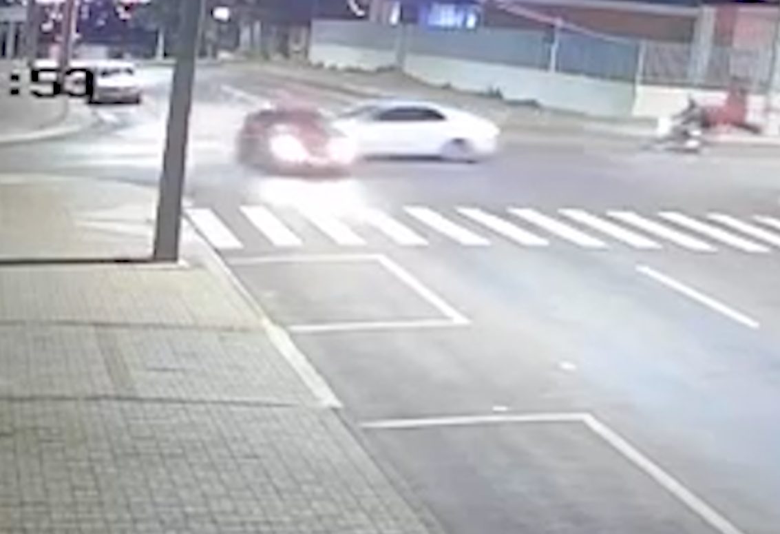 Vídeo mostra Celta sendo arremessado contra poste após colisão com Corolla no Brasmadeira Vídeo mostra Celta sendo arremessado contra poste após colisão com Corolla no Brasmadeira