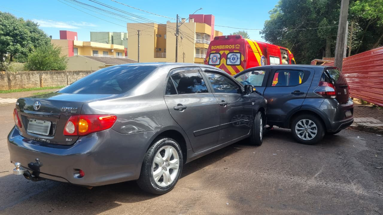 Mulher fica ferida em colisão entre Mobi e Corolla no Centro de Cascavel Mulher fica ferida em colisão entre Mobi e Corolla no Centro de Cascavel