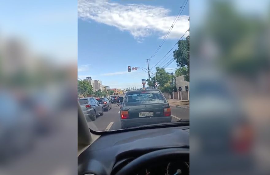 Internauta faz queixa sobre semáforo que está causando congestionamento na Rua Rio da Paz