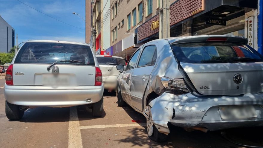 Idoso passa mal e bate em quatro carros estacionados na Avenida Brasil