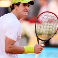 João Fonseca vai à 1ª semi de ATP 500 após abandono de rival no 3º set Imagem referente a João Fonseca vai à 1ª semi de ATP 500 após abandono de rival no 3º set