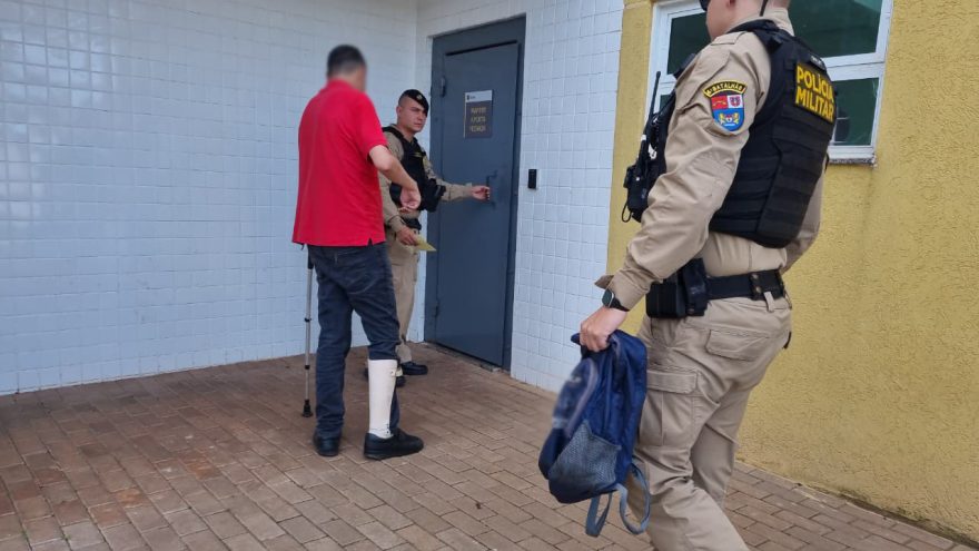 PM presta apoio ao Samu em internamento compulsório e encontra 19 porções de cocaína com paciente