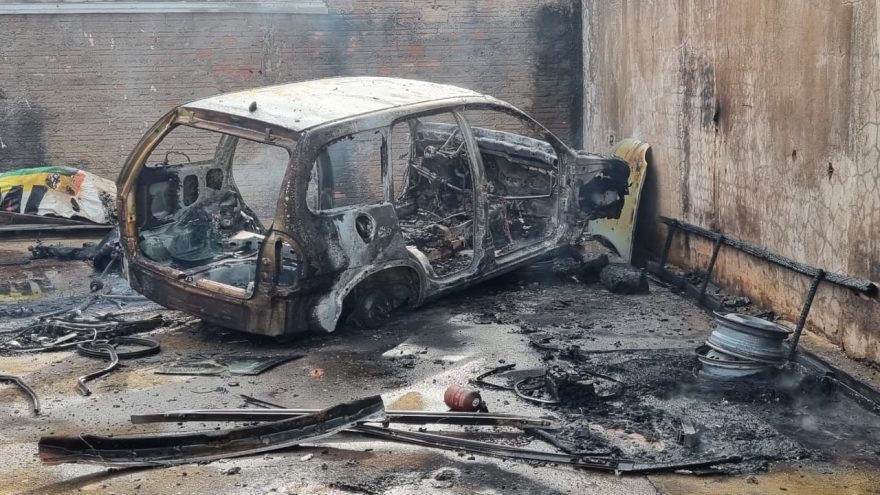 Automóvel é destruído em incêndio no Angra dos Reis