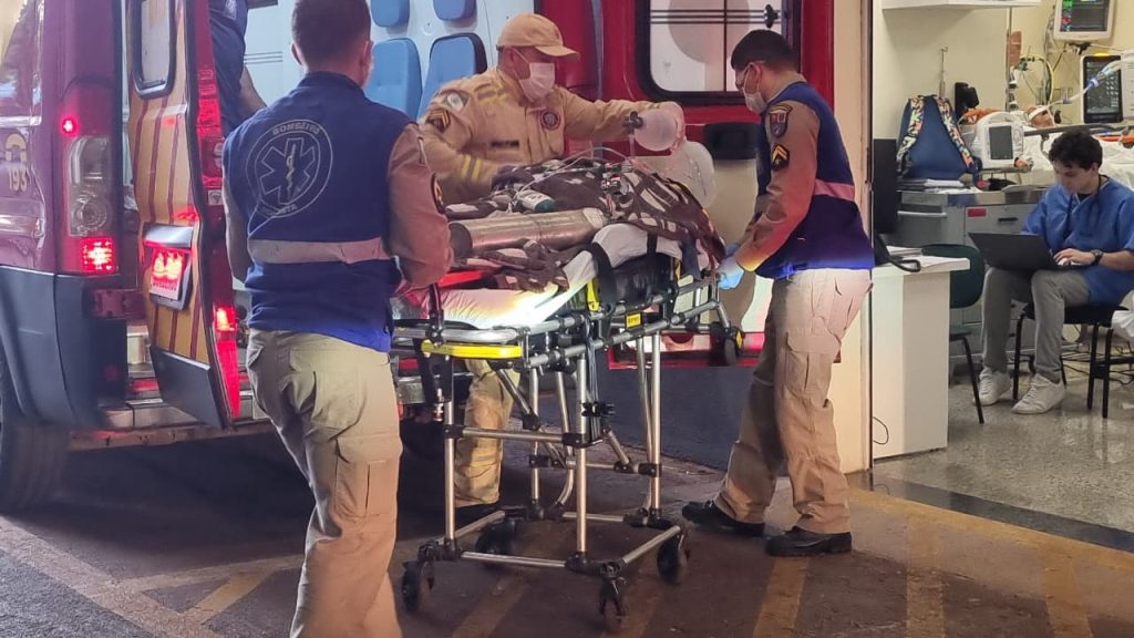 Homem tem parada cardíaca após cair da cama e é reanimado pelo Corpo de Bombeiros Homem tem parada cardíaca após cair da cama e é reanimado pelo Corpo de Bombeiros