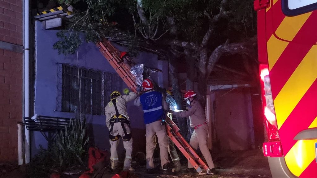 Homem encosta em rede de alta tensão e sofre descarga elétrica no Bairro Parque São Paulo