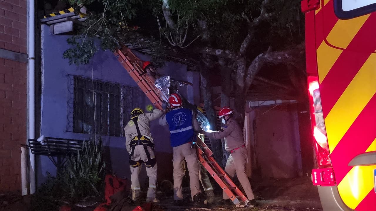 Homem encosta em rede de alta tensão e sofre descarga elétrica no Bairro Parque São Paulo