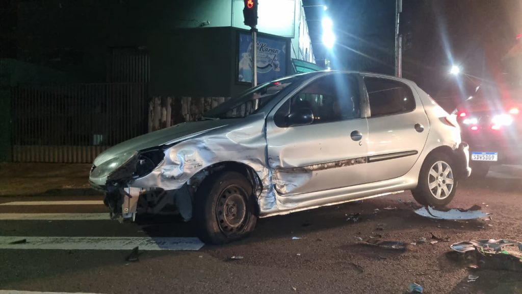 Peugeot e Veloster batem em cruzamento no Bairro Claudete