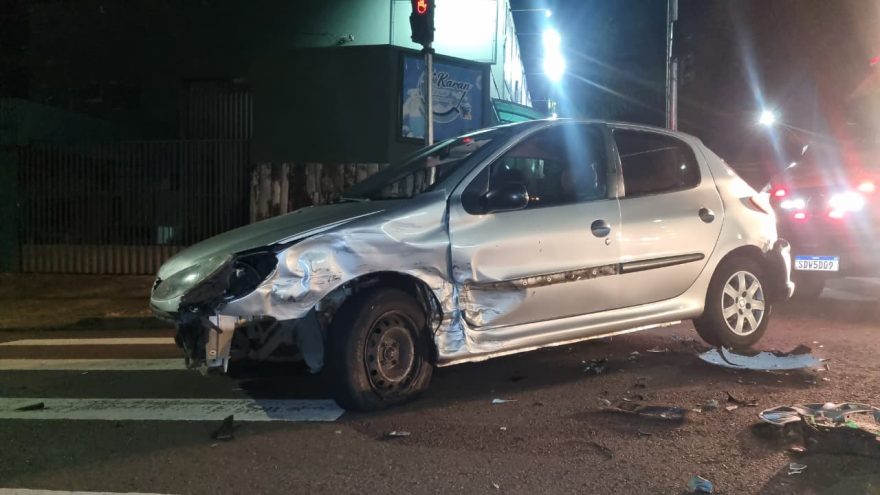 Peugeot e Veloster batem em cruzamento no Bairro Claudete