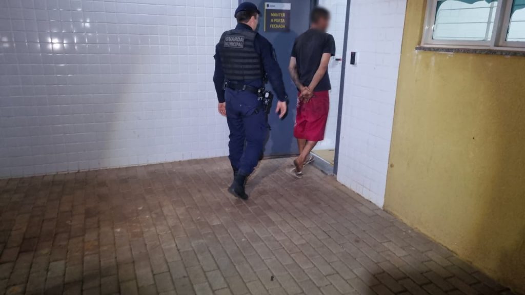 Homem é pego esfarelando maconha nas mãos próximo ao ecopark sul e vai parar na delegacia