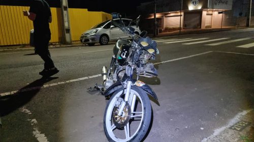 Citroen C4 e Honda CG colidem em cruzamento com semáforo no Centro Imagem referente a Citroen C4 e Honda CG colidem em cruzamento com semáforo no Centro