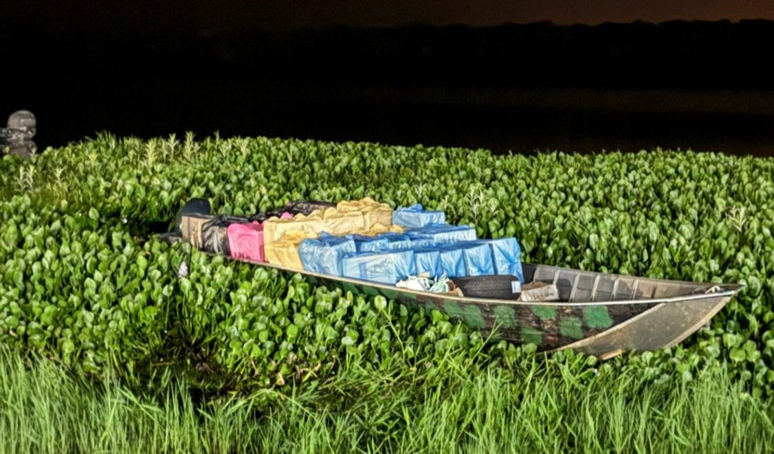 PF e BPFron realizam apreensão de cigarros eletrônicos e agrotóxicos no Lago de Itaipu Imagem referente a PF e BPFron realizam apreensão de cigarros eletrônicos e agrotóxicos no Lago de Itaipu