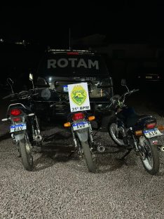 ROTAM flagra três motociclistas sem habilitação e com placas dobradas em Jesuítas Imagem referente a ROTAM flagra três motociclistas sem habilitação e com placas dobradas em Jesuítas