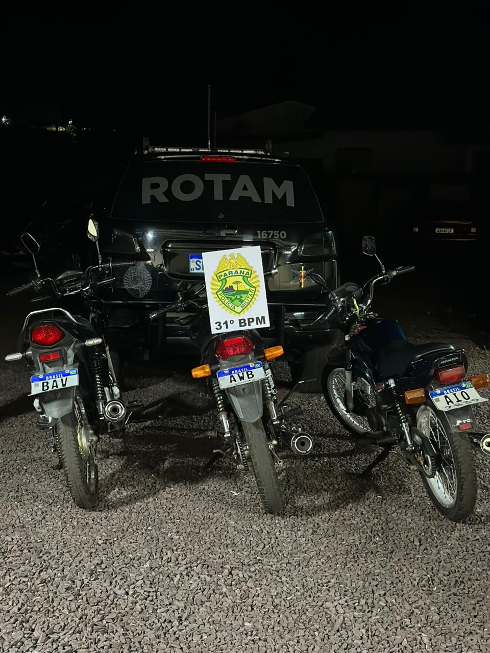 ROTAM flagra três motociclistas sem habilitação e com placas dobradas em Jesuítas