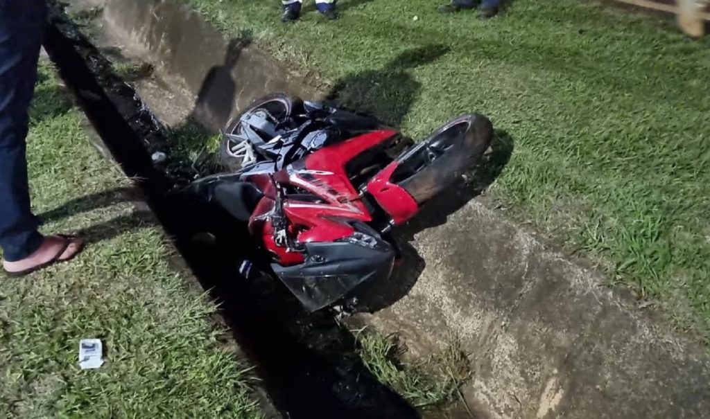 CBR 500 cai na valeta e piloto fica em estado grave, na BR-277 em Cascavel CBR 500 cai na valeta e piloto fica em estado grave, na BR-277 em Cascavel
