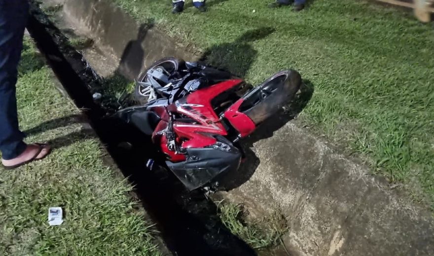 CBR 500 cai na valeta e piloto fica em estado grave, na BR-277 em Cascavel