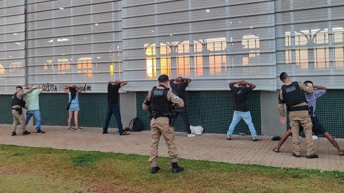 Cavalaria da Polícia Militar flagra posse de entorpecente em terminal de ônibus na Avenida Brasil Imagem referente a Cavalaria da Polícia Militar flagra posse de entorpecente em terminal de ônibus na Avenida Brasil