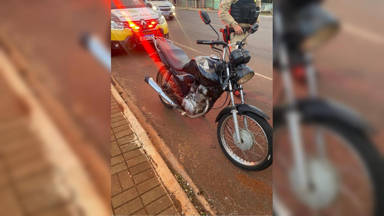 Motociclista sem CNH 'dá show' durante fuga de moto e a pé, mas termina no xadrez em Cascavel Motociclista sem CNH 'dá show' durante fuga de moto e a pé, mas termina no xadrez em Cascavel
