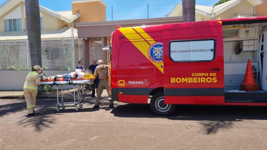 Homem sofre queda de 5 metros ao trocar telhas em telhado na Rua Artur Nisio Homem sofre queda de 5 metros ao trocar telhas em telhado na Rua Artur Nisio
