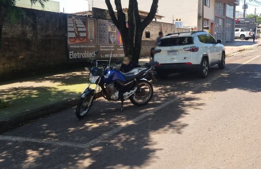 Cachorro corre na rua e causa queda de motociclista Cachorro corre na rua e causa queda de motociclista