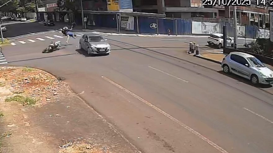 Câmera registra grave acidente de trânsito em Cascavel