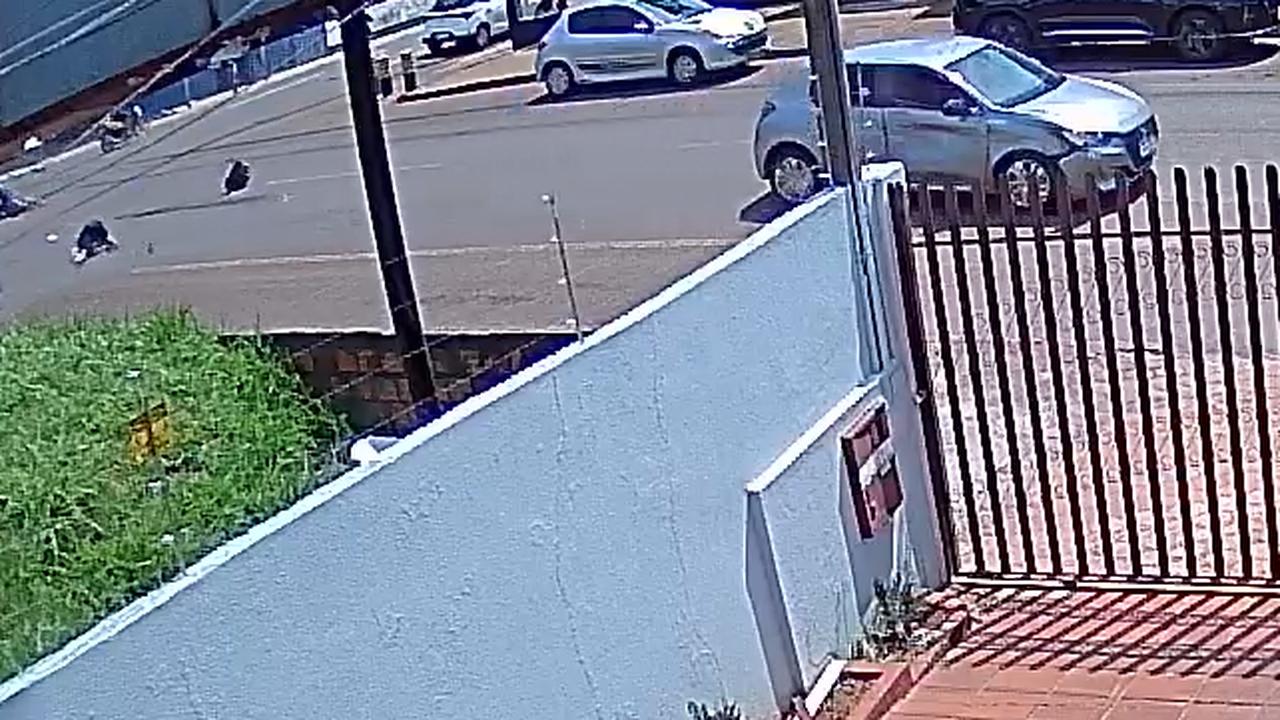 Barulho e imagens assustadoras: veja por outro ângulo o grave acidente que deixou duas pessoas feridas Barulho e imagens assustadoras: veja por outro ângulo o grave acidente que deixou duas pessoas feridas