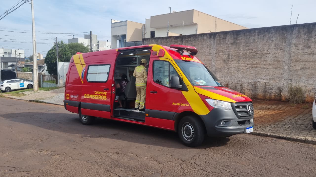 Mulher sofre acidente de trânsito e é socorrida pelo Siate no São Cristóvão Mulher sofre acidente de trânsito e é socorrida pelo Siate no São Cristóvão