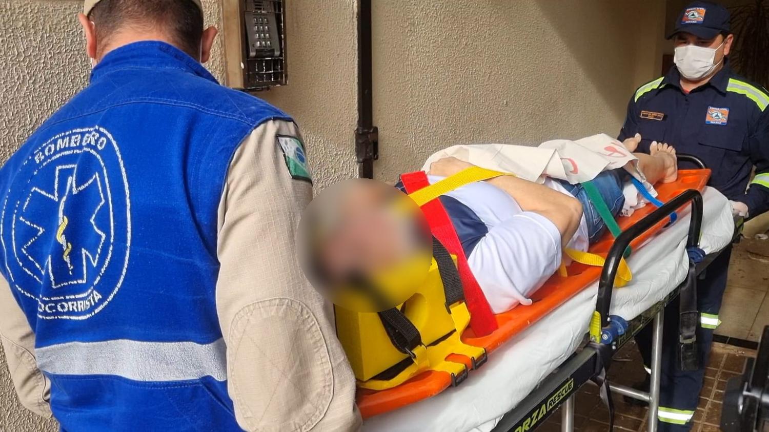 Idosa sofre acidente doméstico e é socorrida pelo Siate no Centro Idosa sofre acidente doméstico e é socorrida pelo Siate no Centro