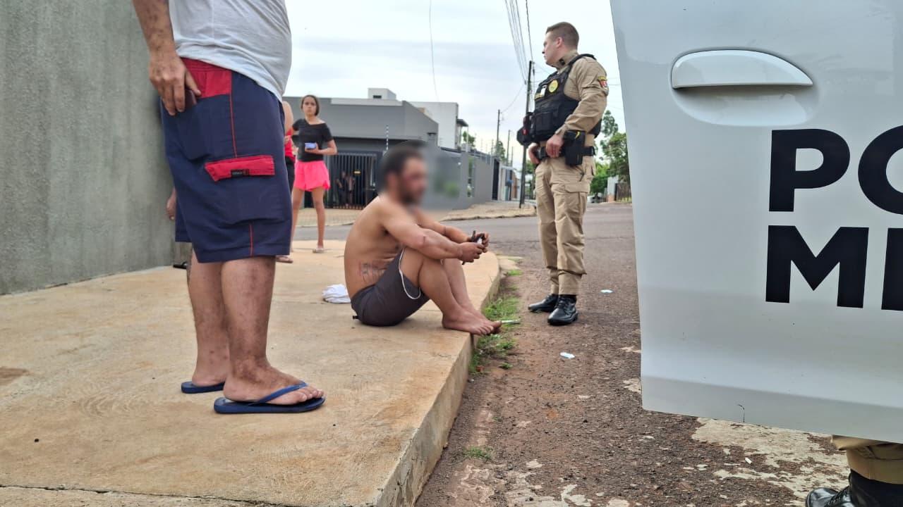 Ao tentar fugir após invasão de residência no Bairro Canadá, homem sofre queda e fica ferido Ao tentar fugir após invasão de residência no Bairro Canadá, homem sofre queda e fica ferido