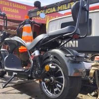 Imagem referente a Ciclomotor que invadiu área de isolamento em local de homicídio na Rua Xavantes é apreendido