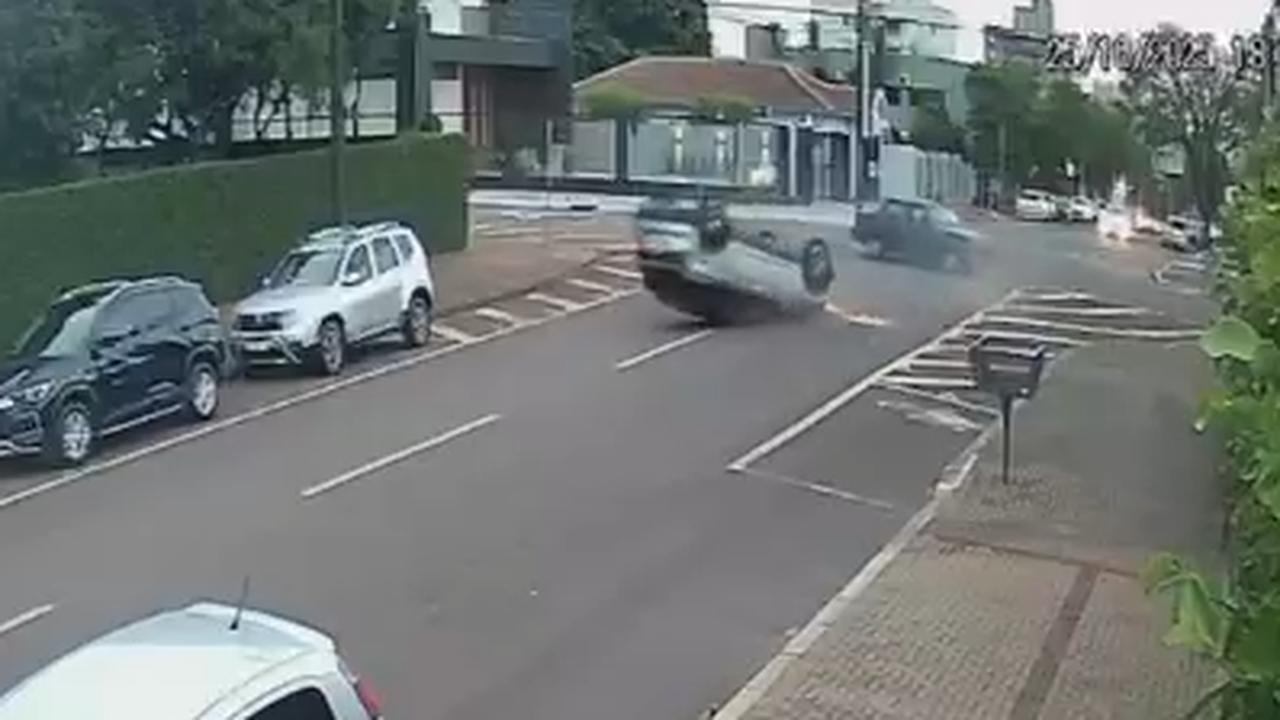 Cena de filme! Veja o momento em que veículo capota em acidente no Centro