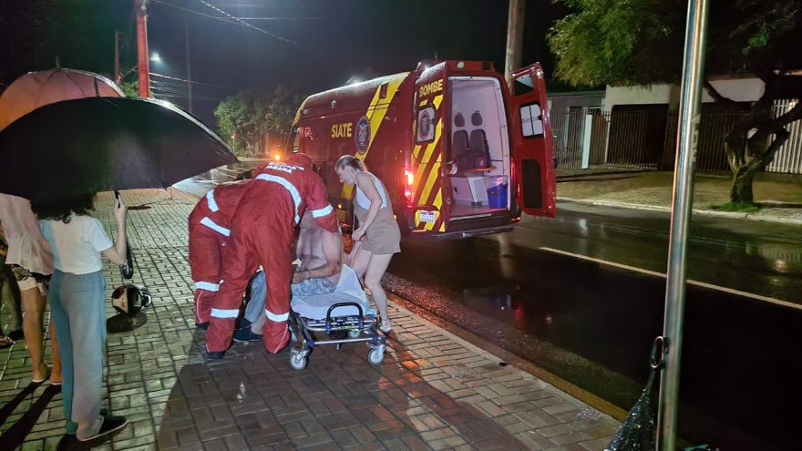 Homem cai de moto na Rua Guilherme Piovesan e fica ferido