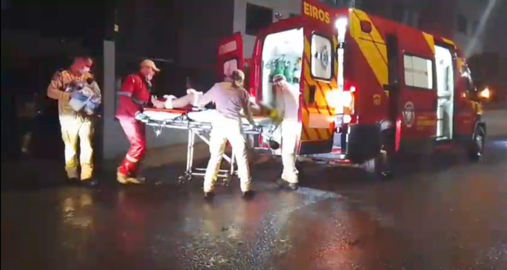 Mulher pula de janela de apartamento para fugir de homem que tentava matá-la em Cascavel Mulher pula de janela de apartamento para fugir de homem que tentava matá-la em Cascavel