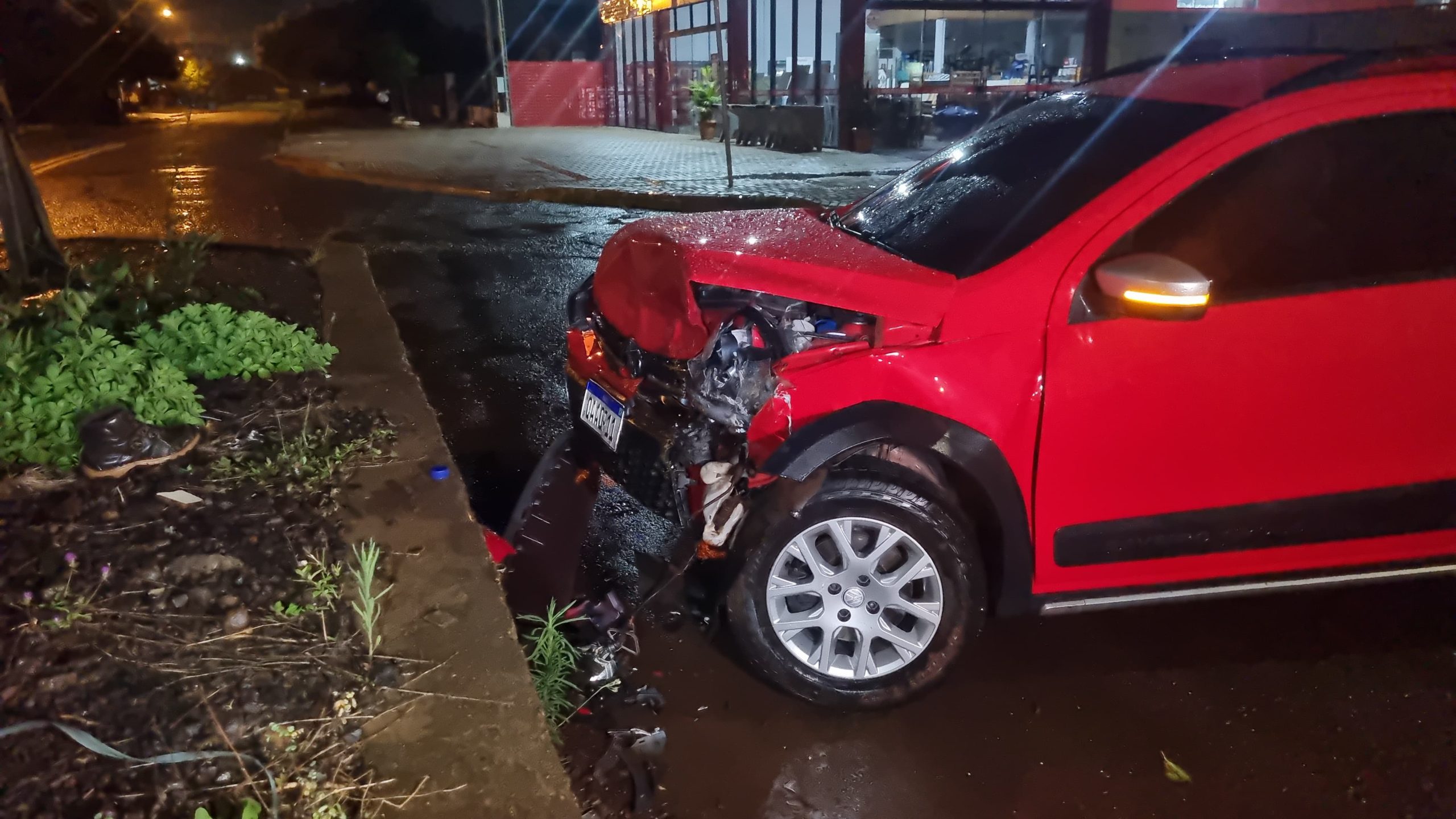 Motorista embriagado é preso após colidir contra base de torre de alta tensão no Santa Felicidade