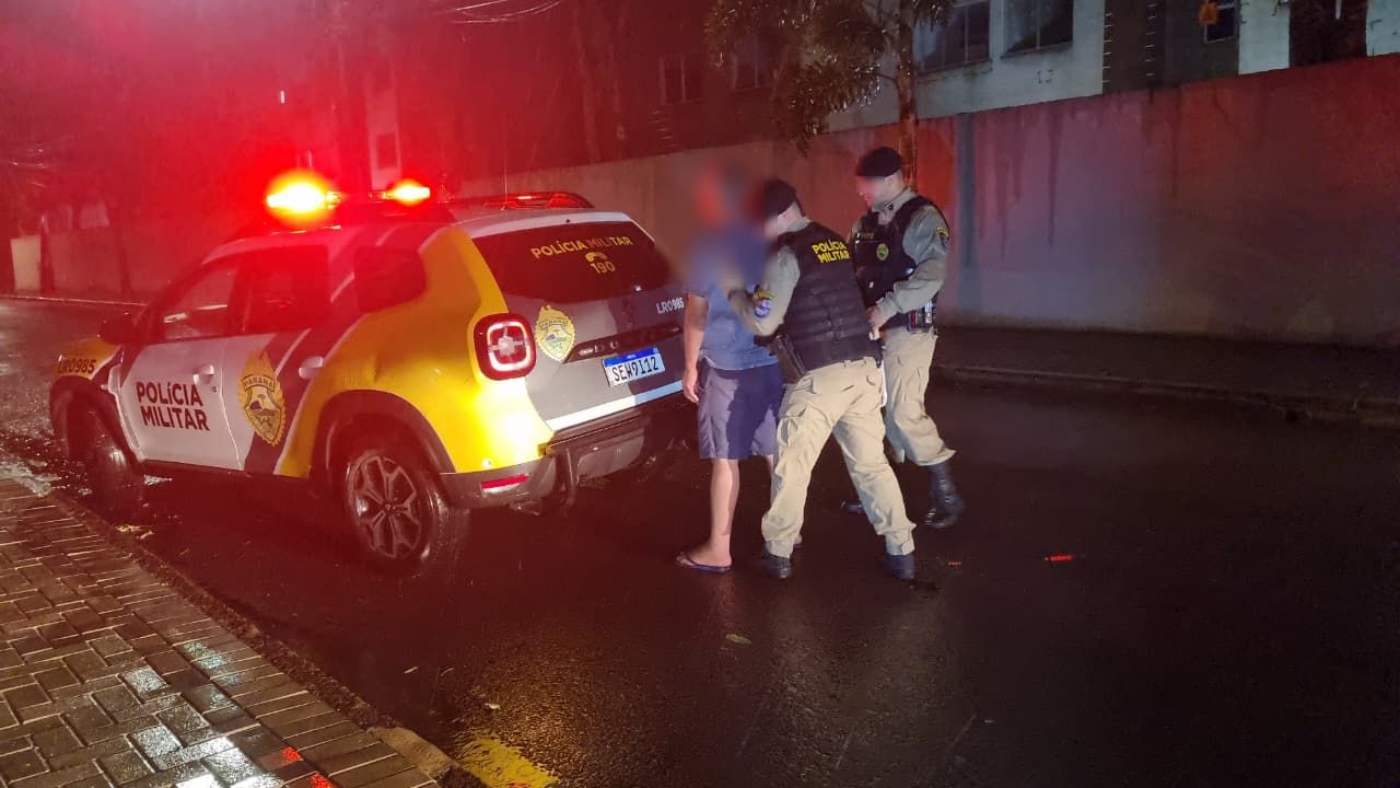 Segundo relatório da PM, homem fez ameaças com faca e não aceitava o término, no caso da mulher que caiu do segundo andar no Coqueiral